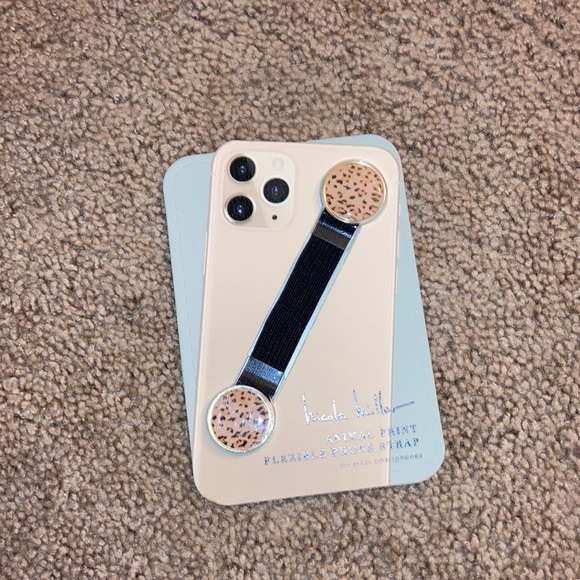 All for $30 or best offer/power bank,iPhone 11 pro and earbuds. - Picture 5 of 14